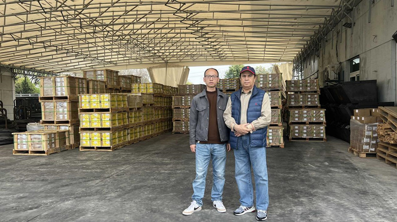 Zahraniční zákazníci navštevujú továreň Jiaxing Qunbang Hardware Co., LTD.